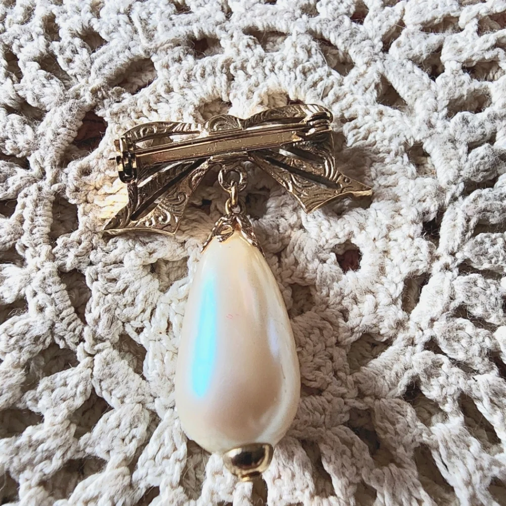 Vintage 1928 Textured Gold-Tone Bow Brooch With Dangling Teardrop Pearl